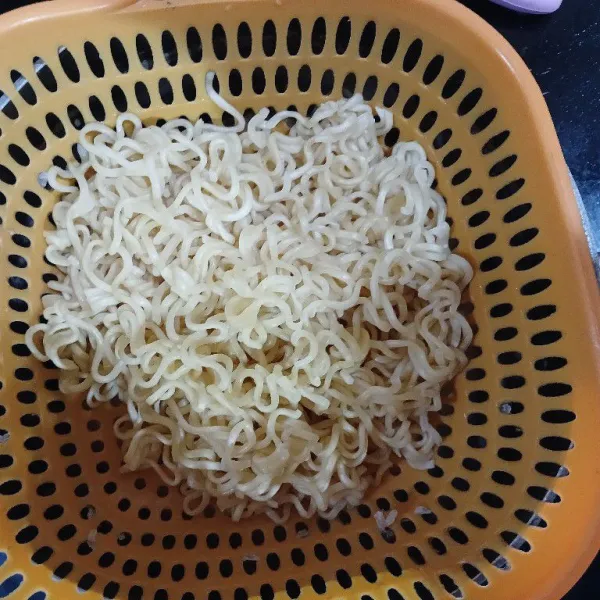 Rebus mie hingga matang, angkat dan tiriskan.