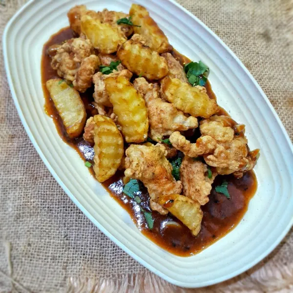 Sajikan ayam krispi, kentang goreng dengan siraman saus jahe dan taburi dengan cincangan seledri dan wijen sangrai!