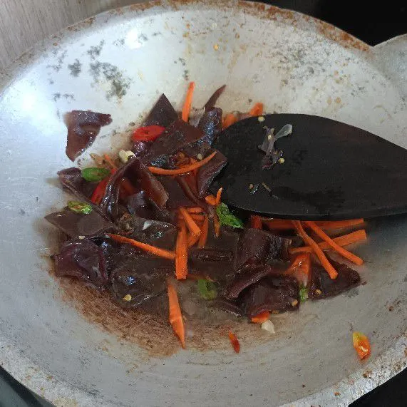 Tambahkan sedikit air, masak sampai empuk air hilang.