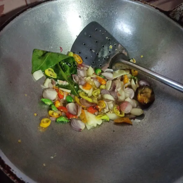 Tumis bawang merah, bawang putih, cabe, lengkuas dan daun salam sampai harum dan matang.