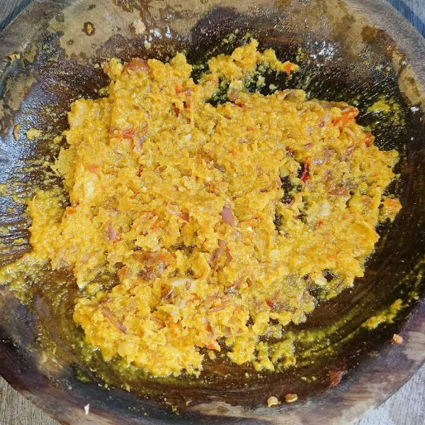 Ulek bumbu sampai halus.
