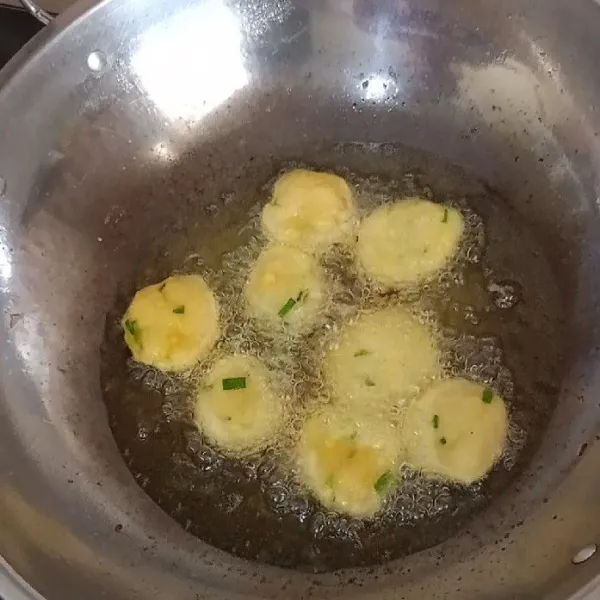 Setelah di bentuk, celupkan ke telur lalu goreng.