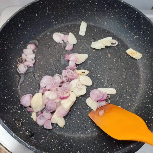 Panaskan minyak goreng, tumis bawang merah dan bawang putih hingga layu.