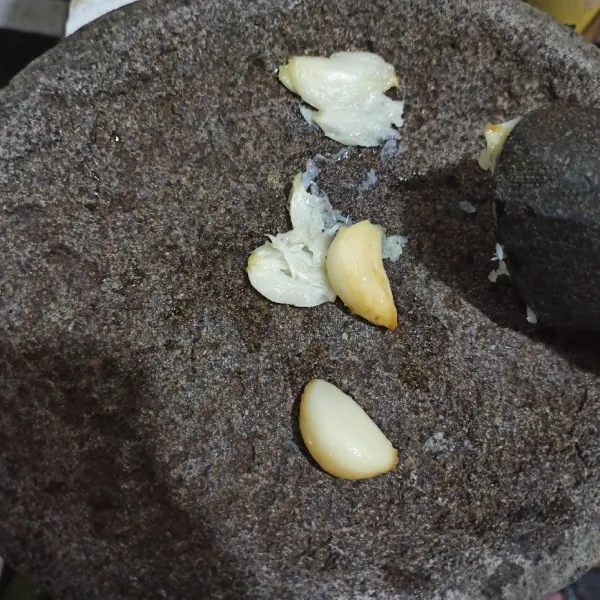 Haluskan bawang putih goreng.