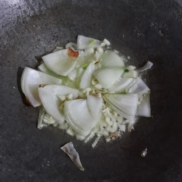 Panaskan minyak sayur dengan api sedang, tumis bawang putih, bawang bombay hingga kuning dan layu.