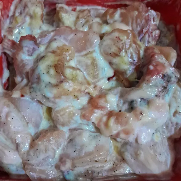 Aduk rata daging ayam, telur, merica, penyedap rasa, garam halus, tepung terigu, tepung maizena.