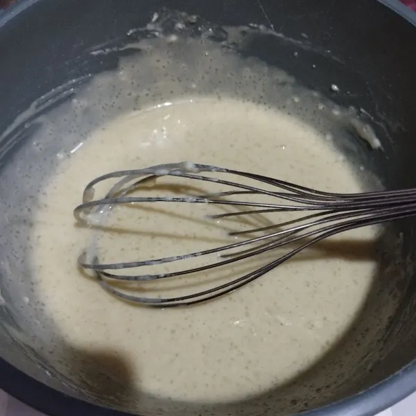 Dalam wadah, masukkan tepung terigu, gula pasir, telur, baking powder, baking soda, dan susu cair aduk perlahan sampai tercampur merata tidak ada adonan yg bergerindil.