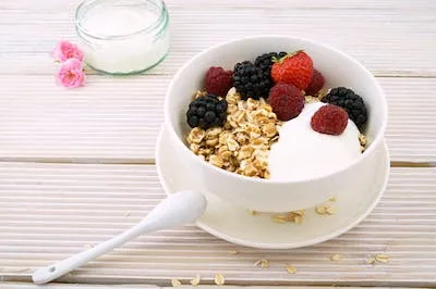 Oatmeal dengan stroberi, blueberry, dan yoghurt untuk sarapan