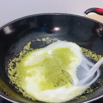 Masukkan santan, kemudian masak hingga mendidih.