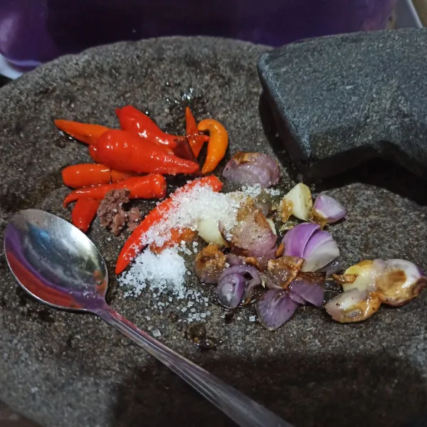 Kemudian haluskan, beri terasi, gula, garam, chicken powder. Tes rasanya (sesuaikan gula dan garamnya)