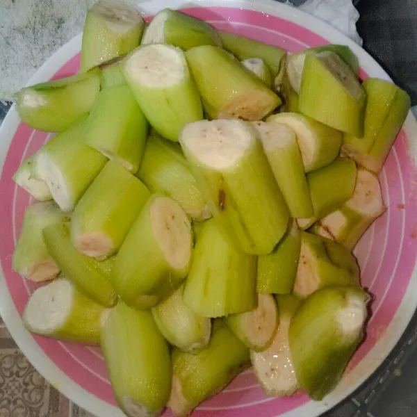 Kupas bagian kulit luar pisang, lalu potong-potong dengan ukuran agak besar, lalu cuci bersih.