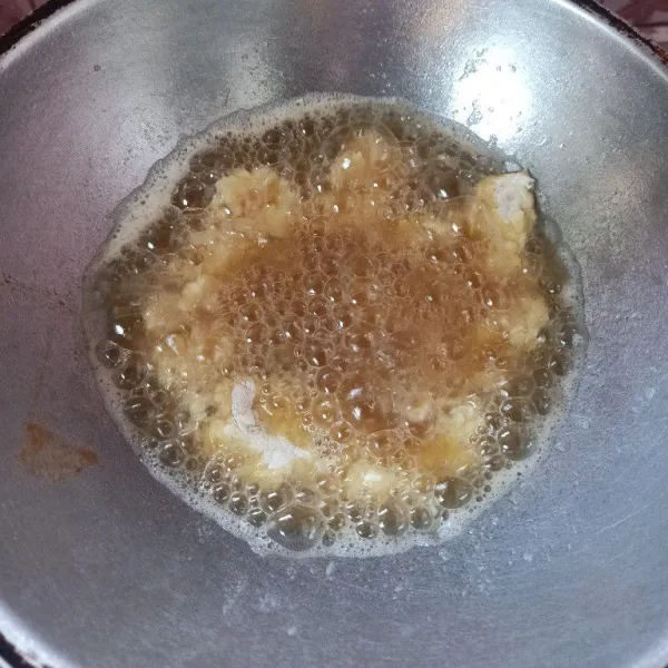 Goreng ayam hingga kering dan matang.