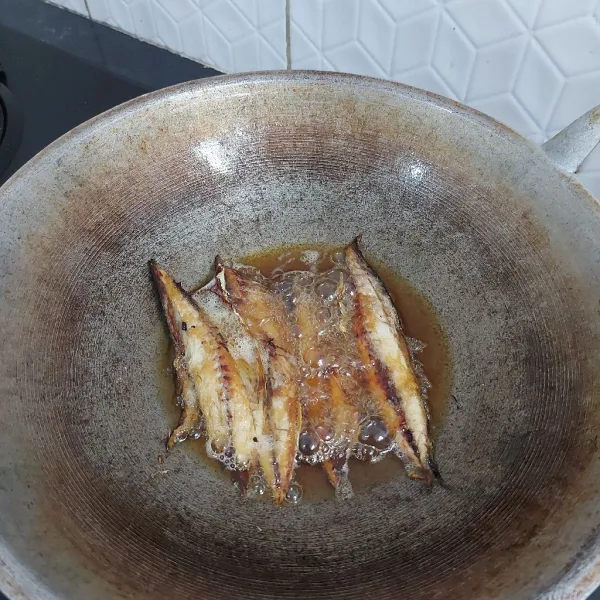 Goreng ikan pindang salem sampai matang, jangan terlalu kering biar tidak alot.