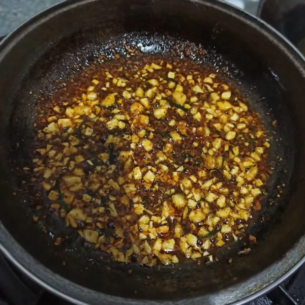 Masukkan bubuk cabe, beri gula dan garam. Aduk rata.