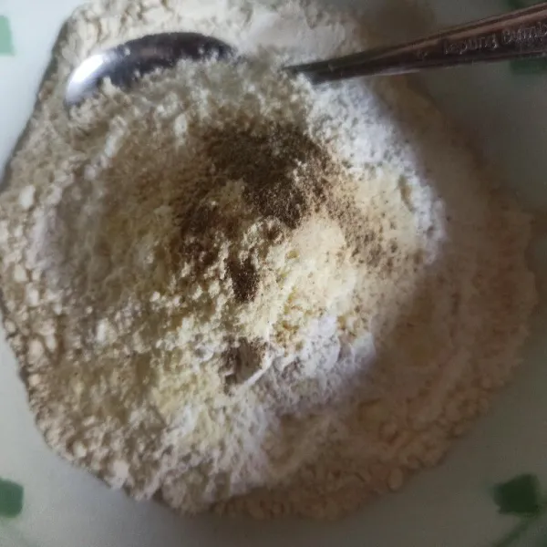 Campur semua bahan kering aduk hingga tercampur rata.