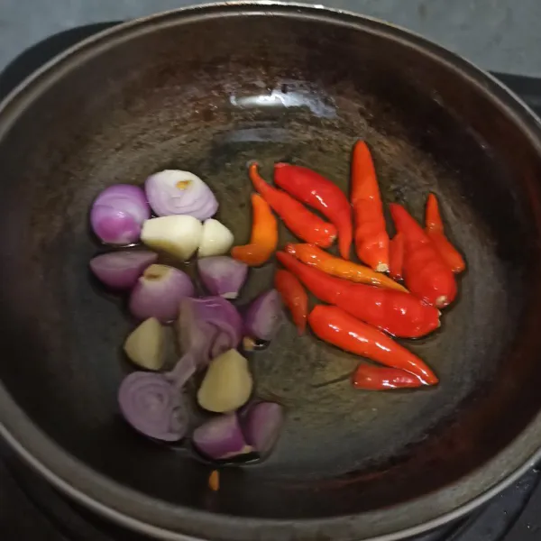 Goreng cabe rawit, bawang merah dan bawang putih.