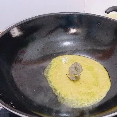 Tumis bumbu halus hingga matang dan tanak.