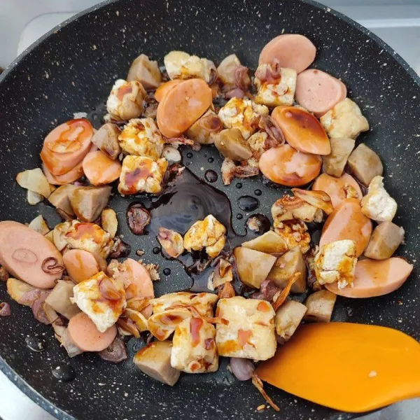 Tambahkan kecap manis dan saos tiram, aduk rata.