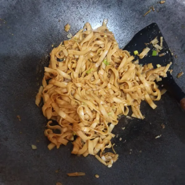 Masukkan daun prei, masak hingga layu. Matikan kompor.