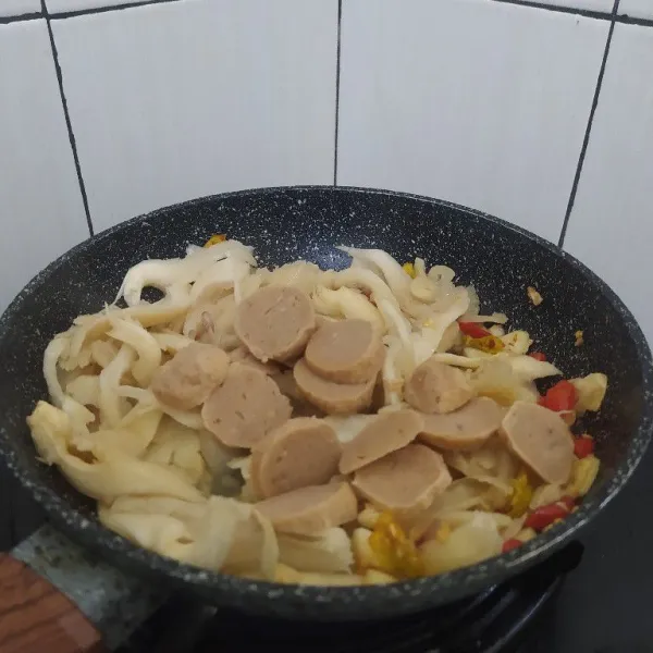 Masukkan irisan bakso.