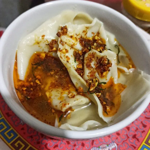 Siapkan pangsit kuah, siram dengan chili oil.