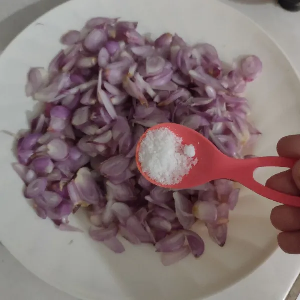 Taburi irisan bawang merah dengan garam aduk rata.