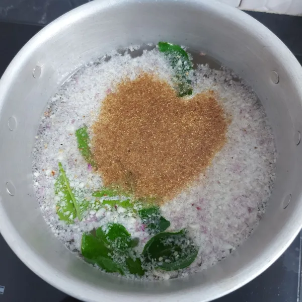 Rebus bumbu yang sudah digiling dalam 1 liter air. Tambahkan ketumbar bubuk dan juga daun jeruk.