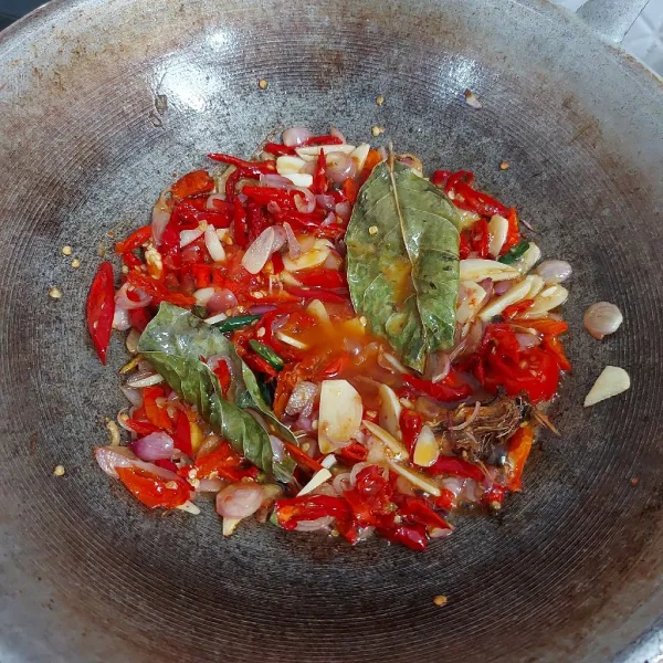 Tumis bumbu iris lalu tambahkan lengkuas dan daun salam. Tumis hingga bumbu matang dan tomat agak hancur.