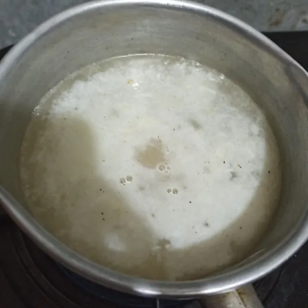 Didihkan air lalu beri bawang putih yang sudah dihaluskan. Beri garam, chicken powder dan lada bubuk. Jika kurang asin tambahkan lagi garam.