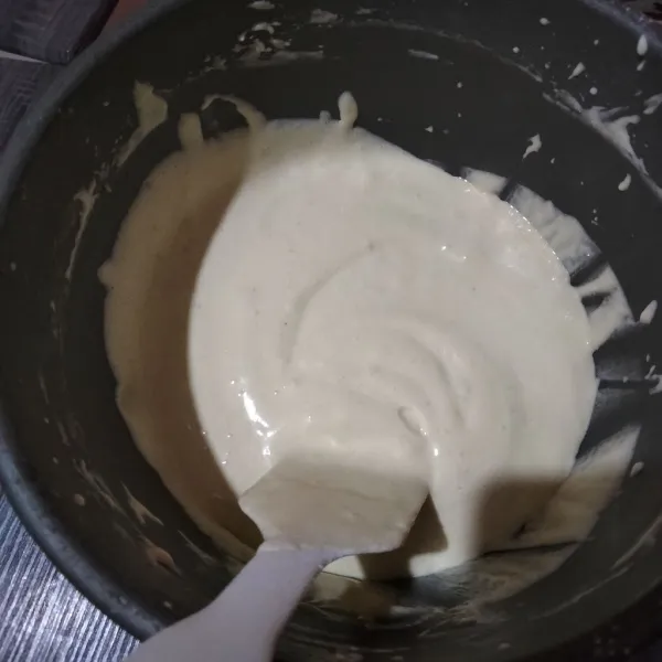 Masukkan tepung terigu dan susu bubuk yang telah diayak, aduk rata dengan spatula. Masukkan margarin cair, aduk rata kembali.