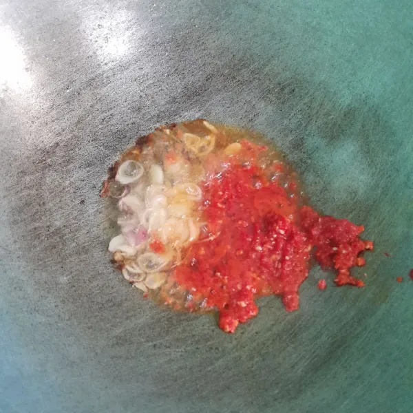 Tumis bawang merah dan bawang putih sampai harum masukkan cabe halus.