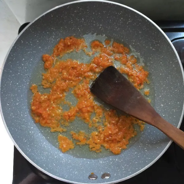 Panaskan minyak, kemudian tumis bumbu halus hingga harum dan matang.