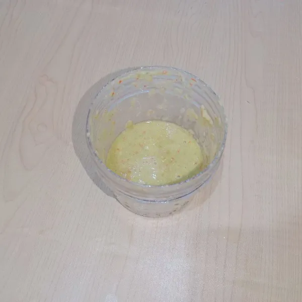Blender halus cabai rawit merah, cabai hijau, bawang putih, bawang merah, kunyit dan jahe.
