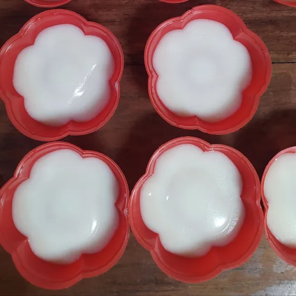 Tuang 2 sdm agar-agar putih ke dalam cetakan, diamkan sampai set.
