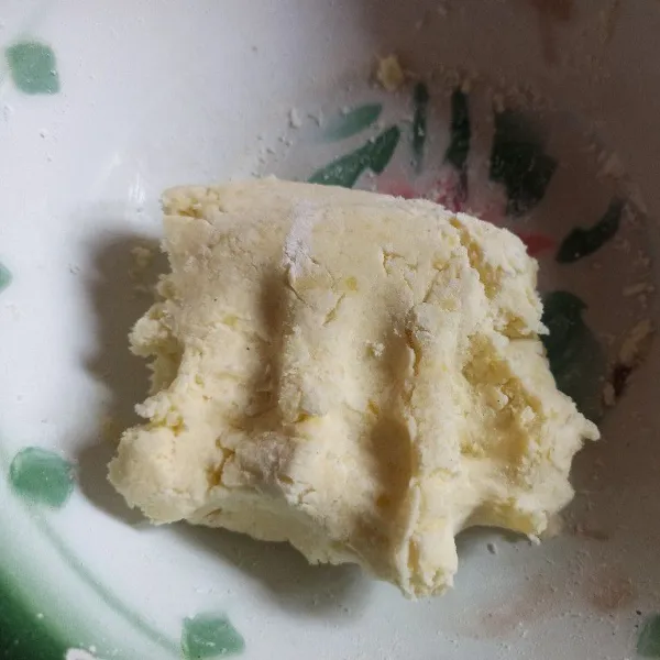 Campur kentang dengan tapioka, bawang putih, garam, kaldu bubuk dan lada bubuk tambahkan air jika dirasa kurang kalis.