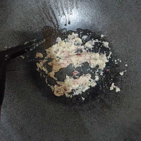 Tumis bumbu halus hingga harum.