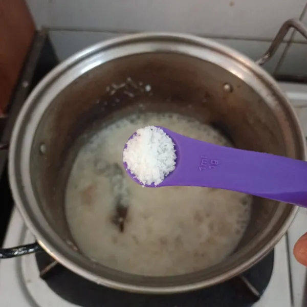 Bumbui dengan 1 gram garam dan 1 sdm minyak ayam.