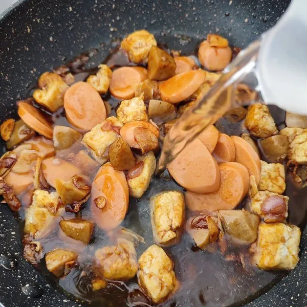 Tambahkan air, aduk rata dan masak sampai mendidih.