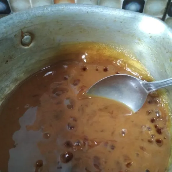 Didihkan kembali kuah gula merah tambahkan larutan tapioka aduk hingga menggental.