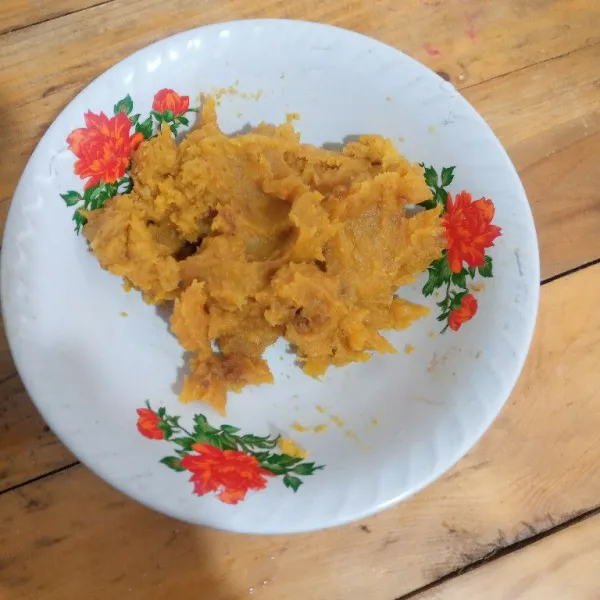 Haluskan ubi cilembu.