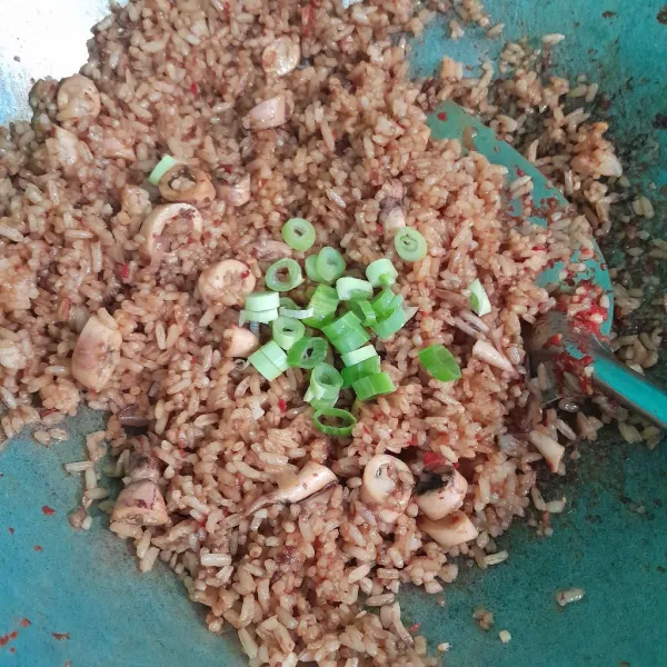 Tambahkan daun bawang, tes rasa, siap disajikan.