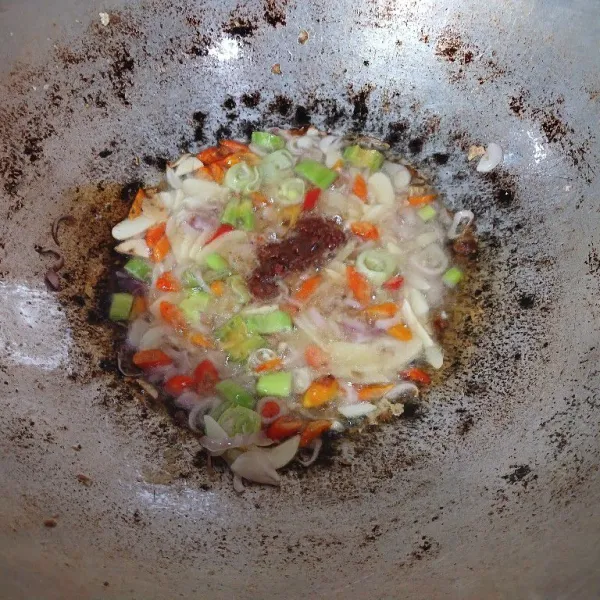 Tumis bumbu iris hingga layu dan wangi, tambahkan terasi goreng, aduk rata.