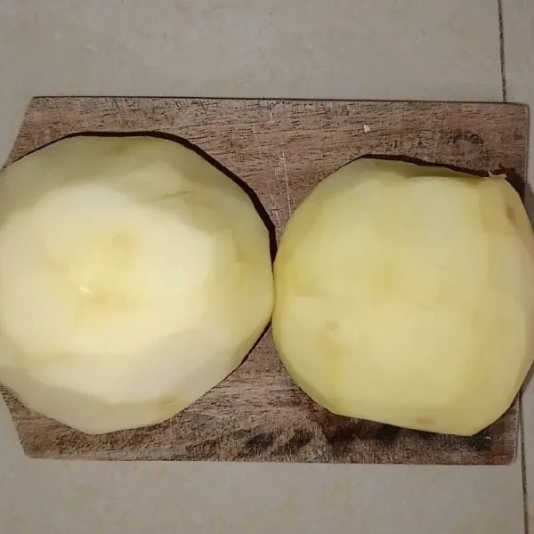 Siapkan 2 buah kentang berukuran sedang.