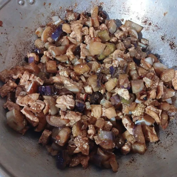 Masak hingga terong matang, koreksi rasa. Angkat dan hidangkan dengan nasi hangat.
