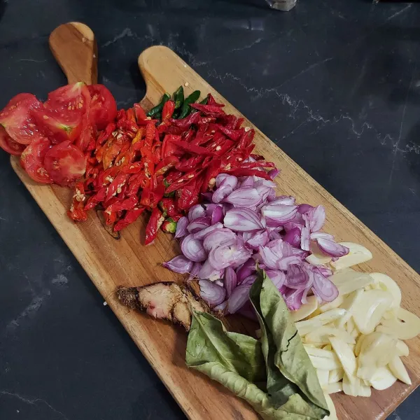 Iris bawang merah, bawang putih, cabe dan juga tomat.