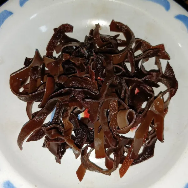 Rendam jamur kuping sampai lunak, cuci bersih dan potong-potong.