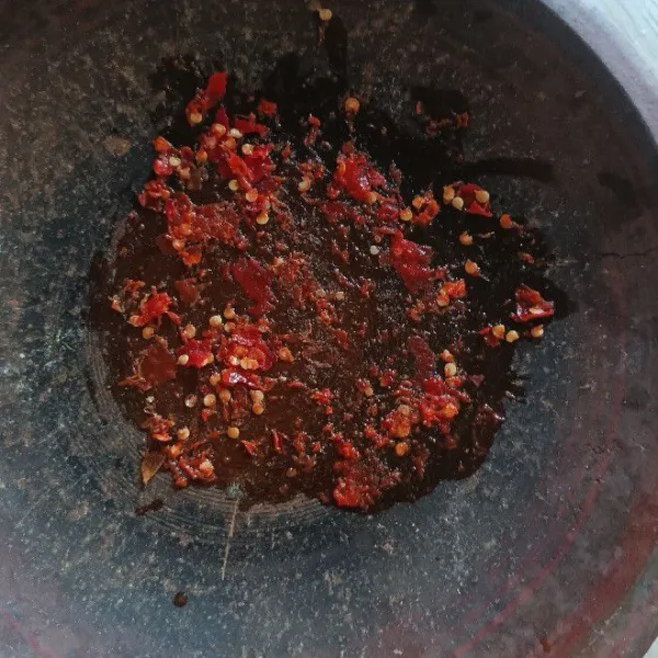 Haluskan dengan ulekan.
