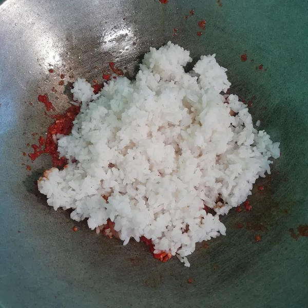 Masukkan nasi lalu aduk rata.