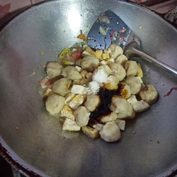 Bumbui dengan garam, gula, kaldu jamur, saus tiram dan kecap manis aduk hingga tercampur rata.