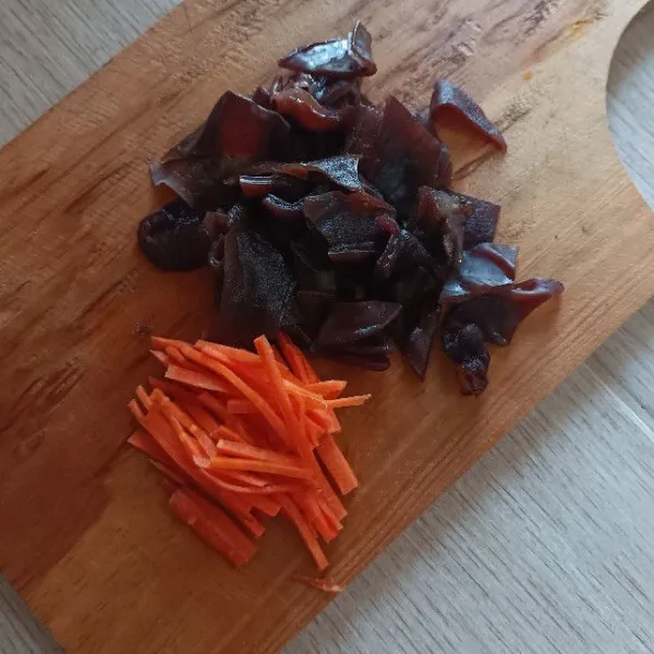 Iris jamur kuping kotak dan wortel memanjang.